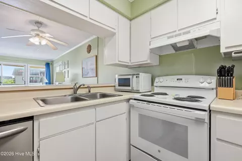 Kitchen - 1904 E Fort Macon Rd #252, Atlantic Beach, NC 28512 photo 2 of 4