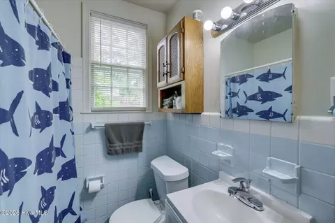 Bath - 1002 Eustis Dr, Augusta, GA 30904 photo 2 of 3