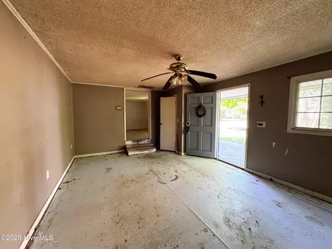 Living - 739 Sloop Point Rd, Hampstead, NC 28443 photo 3 of 4