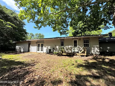 Exterior - 739 Sloop Point Rd, Hampstead, NC 28443 photo 3 of 7