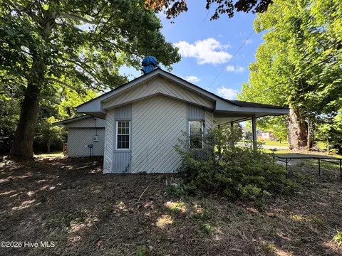 Exterior - 739 Sloop Point Rd, Hampstead, NC 28443 photo 5 of 7