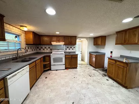 Kitchen - 739 Sloop Point Rd, Hampstead, NC 28443 photo 1 of 3
