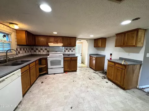 Kitchen - 739 Sloop Point Rd, Hampstead, NC 28443 photo 2 of 3