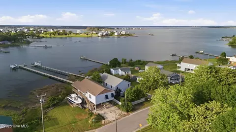 1510 Avery St, Morehead City, NC 28557