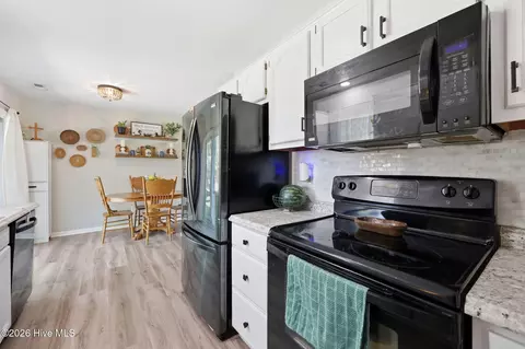 Kitchen - 339 Riggs Rd, Hubert, NC 28539 photo 4 of 5