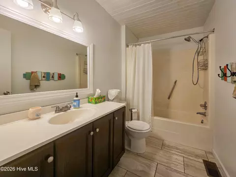 Bath - 809 Sandy Ridge Rd, Tyner, NC 27980 photo 2 of 4