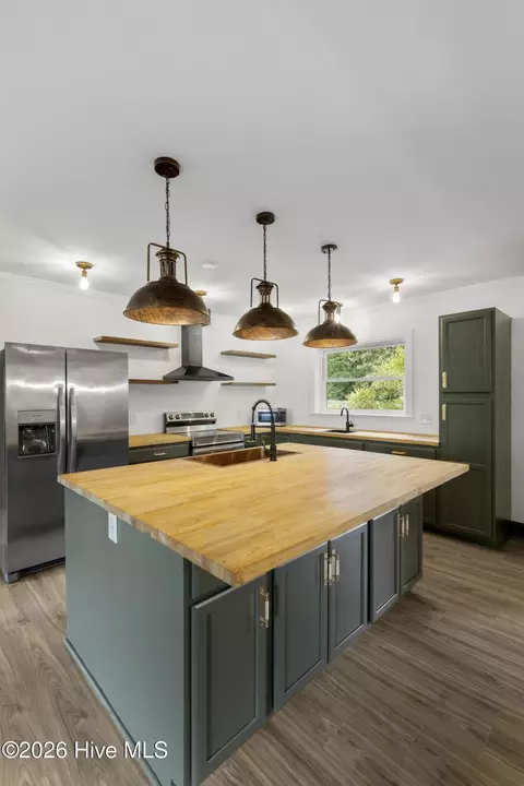 Kitchen - 310 E Cliff St, Wallace, NC 28466 photo 5 of 11
