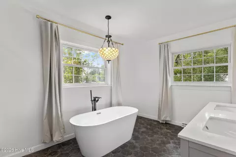 Bath - 310 E Cliff St, Wallace, NC 28466 photo 1 of 9