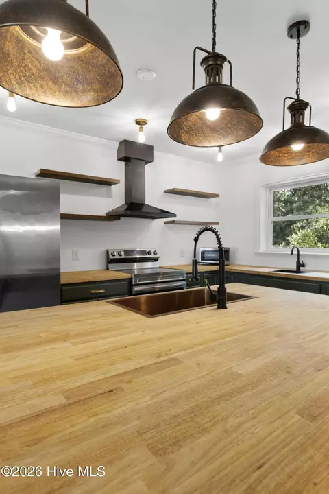 Kitchen - 310 E Cliff St, Wallace, NC 28466 photo 4 of 11