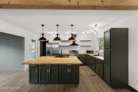 Kitchen - 310 E Cliff St, Wallace, NC 28466 photo 6 of 11