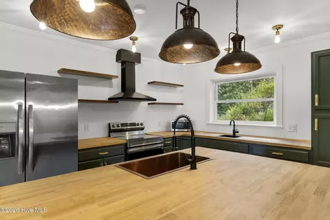 Kitchen - 310 E Cliff St, Wallace, NC 28466 photo 3 of 11
