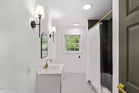 Bath - 310 E Cliff St, Wallace, NC 28466 photo 8 of 9
