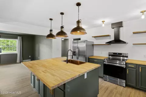 Kitchen - 310 E Cliff St, Wallace, NC 28466 photo 9 of 11
