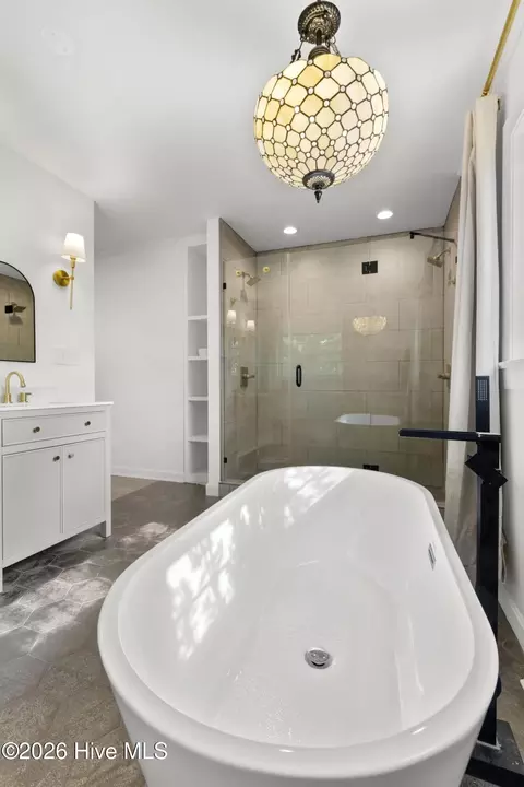 Bath - 310 E Cliff St, Wallace, NC 28466 photo 4 of 9