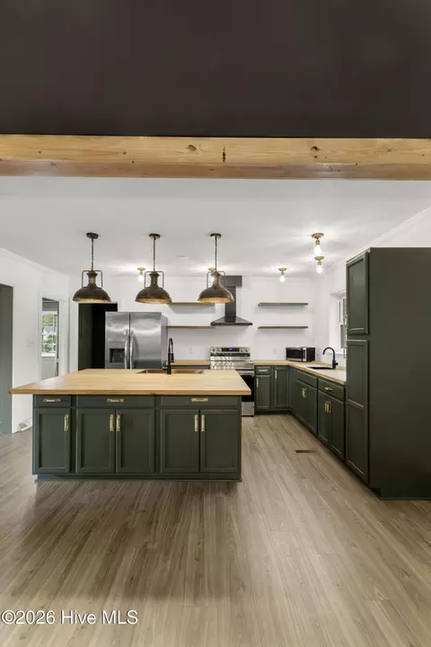 Kitchen - 310 E Cliff St, Wallace, NC 28466 photo 7 of 11
