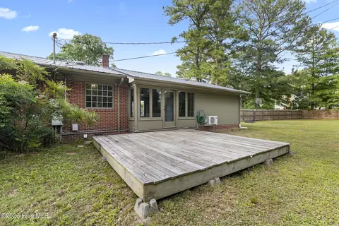 Exterior - 310 E Cliff St, Wallace, NC 28466 photo 5 of 6