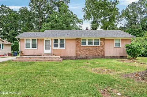 12 Barksdale Dr, Jacksonville, NC 28540