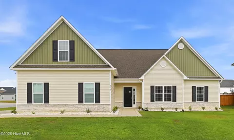 571 Appalachian Trl S, Jacksonville, NC 28546