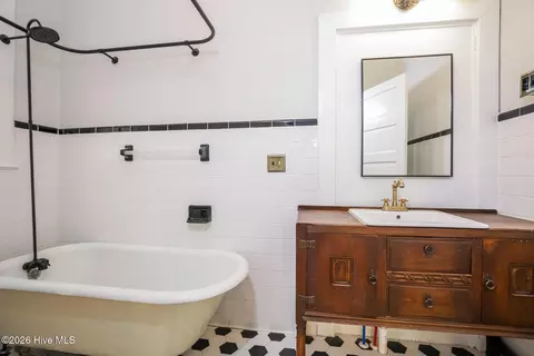 Bath - 208 E Capitola Ave, Kinston, NC 28501 photo 1 of 3