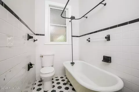 Bath - 208 E Capitola Ave, Kinston, NC 28501 photo 2 of 3