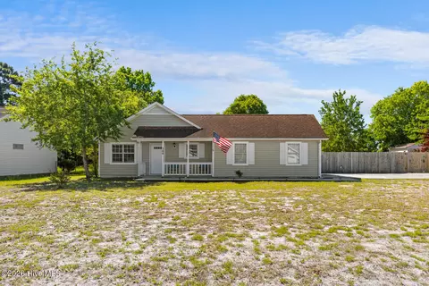300 Foxtrace Ln, Hubert, NC 28539