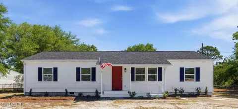 93 Riegel Dr, Hubert, NC 28539