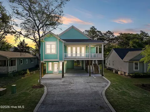 324 NE 52nd St, Oak Island, NC 28465