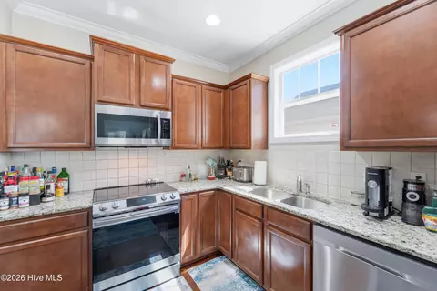 Kitchen - 476 Landsdowne Cir, Hampstead, NC 28443 photo 10 of 11