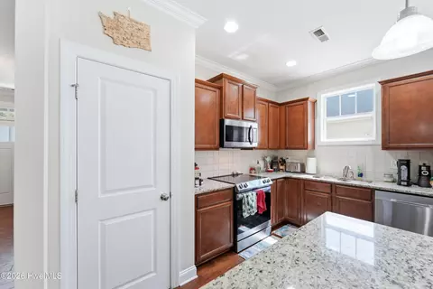 Kitchen - 476 Landsdowne Cir, Hampstead, NC 28443 photo 4 of 11