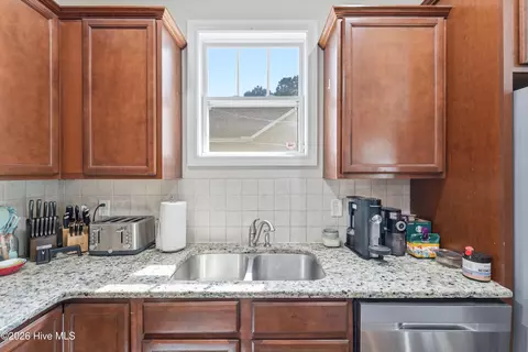 Kitchen - 476 Landsdowne Cir, Hampstead, NC 28443 photo 7 of 11