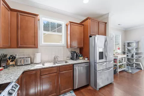 Kitchen - 476 Landsdowne Cir, Hampstead, NC 28443 photo 6 of 11