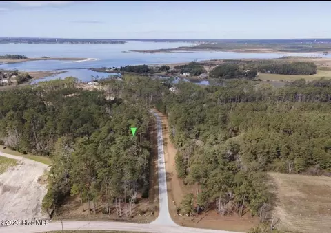 221 Bridgewater Dr, Beaufort, NC 28516