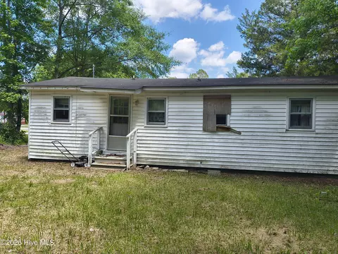 104 Maple Ave, Maysville, NC 28555