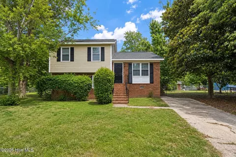 2803 Shade Tree Dr, Fayetteville, NC 28306