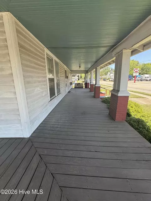 209 N Pollock St, Selma, NC 27576
