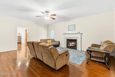 Living - 408 Jefferson St, Hamlet, NC 28345 photo 2 of 3