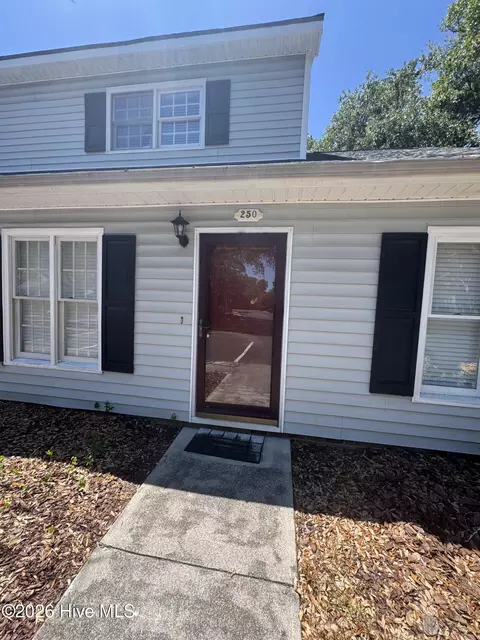 3200 Crystal Oaks Ln, Morehead City, NC 28557