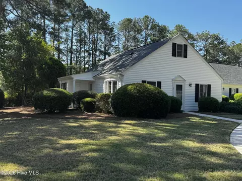1 Village Green Cir, Southern Pines, NC 28387