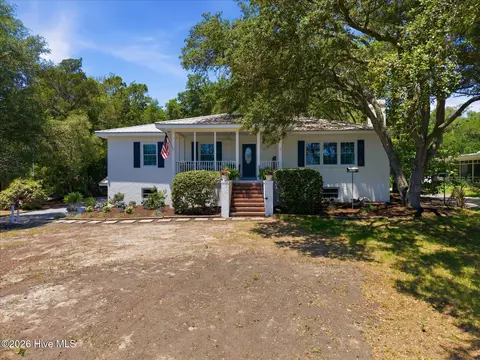 305 River Dr, Southport, NC 28461