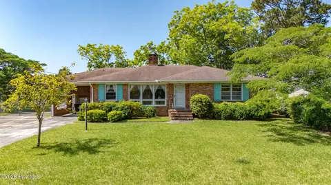 814 S Yaupon Ter, Morehead City, NC 28557