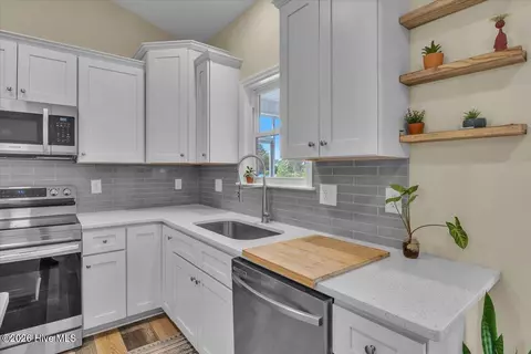 Kitchen - 172 Lea Dr, Hampstead, NC 28443 photo 6 of 7
