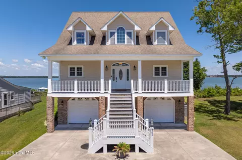 203 Riverside Dr, Sneads Ferry, NC 28460