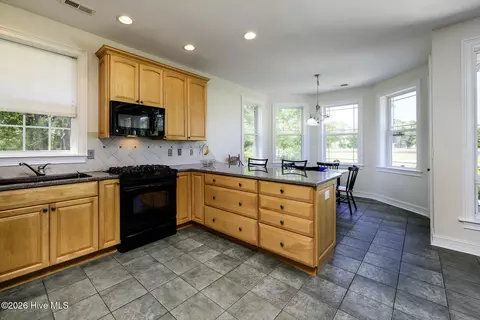 Kitchen - 5711 Sloop Ct, New Bern, NC 28560 photo 5 of 6