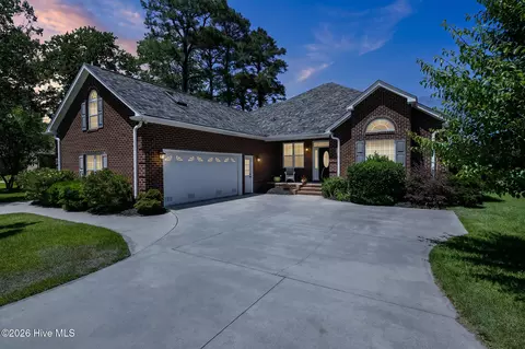 Exterior - 5711 Sloop Ct, New Bern, NC 28560 photo 2 of 15