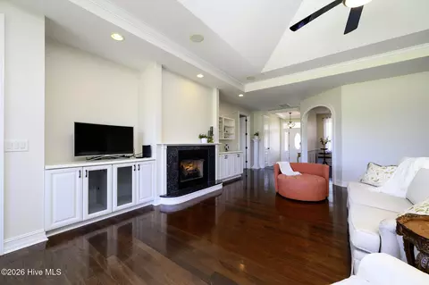 Living - 5711 Sloop Ct, New Bern, NC 28560 photo 2 of 4