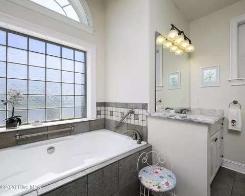 Bath - 5711 Sloop Ct, New Bern, NC 28560 photo 3 of 5