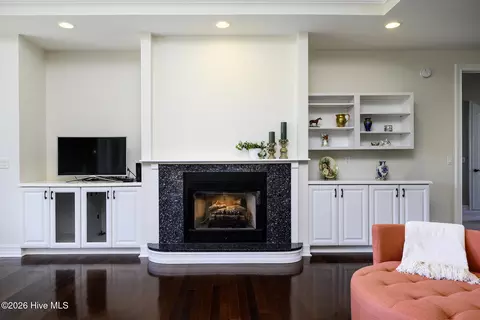 Living - 5711 Sloop Ct, New Bern, NC 28560 photo 3 of 4