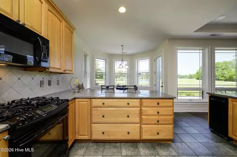 Kitchen - 5711 Sloop Ct, New Bern, NC 28560 photo 4 of 6