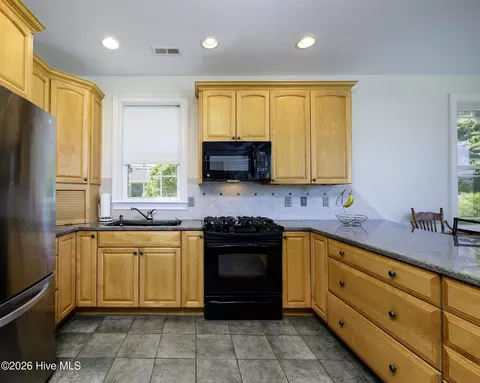 Kitchen - 5711 Sloop Ct, New Bern, NC 28560 photo 3 of 6