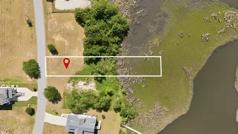 647 Cannonsgate Dr, Newport, NC 28570